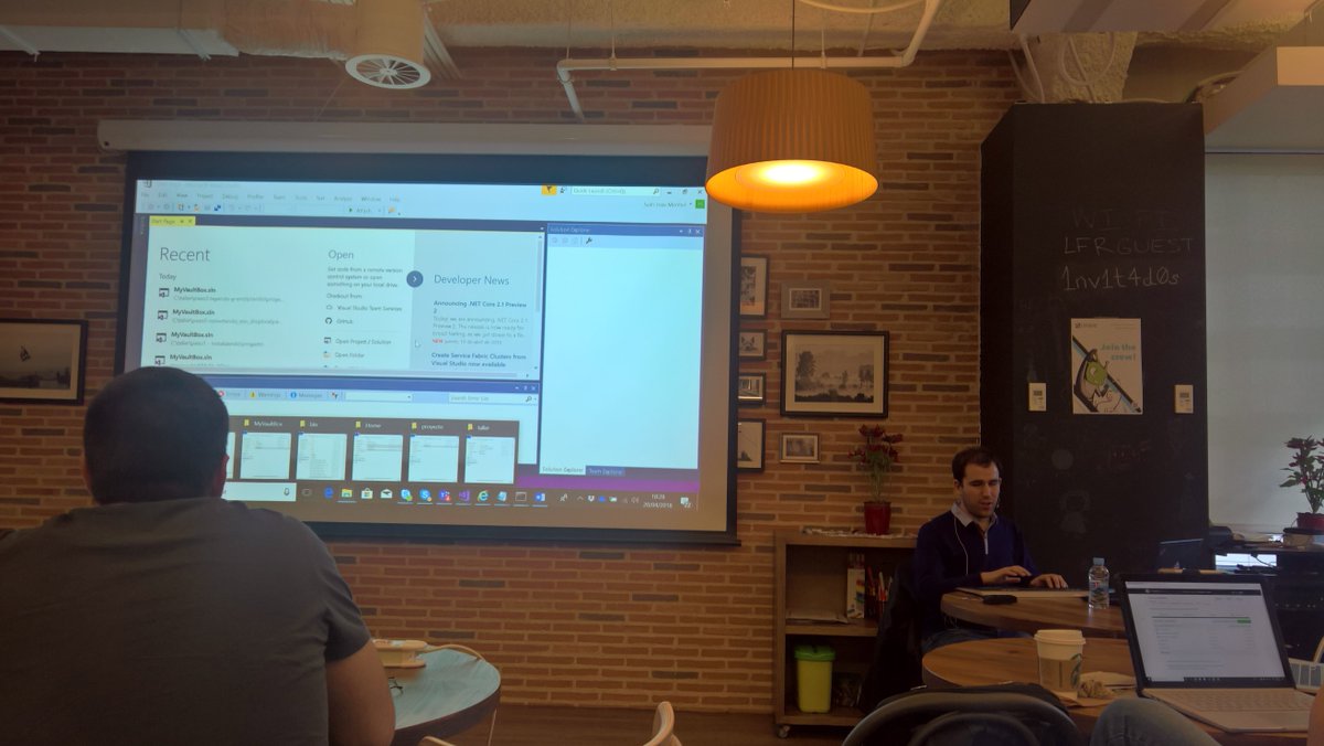 elbrinner's tweet photo. Arranca el Workshop de #CrossDevelopment de Net con pingüino y manzana. https://t.co/S5OE6EZUhd tiene muy buena pinta. https://t.co/8pPo2XRGEr