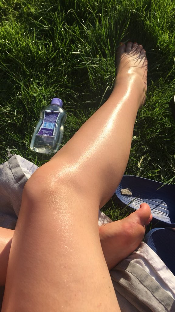 JadeJosephX's tweet photo. The other day sunbathing! Love what I do, working from my phone and chilling in the sun☺️🙌🏼 https://t.co/JJnLdzsNgH