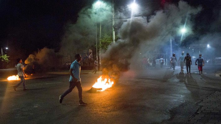 Emol's tweet photo. Nicaragua: Protestas contra reforma de pensiones dejan al menos tres fallecidos y Gobierno censura canales de TV https://t.co/zy1ZJecMz6 https://t.co/kTgzzFyvpe