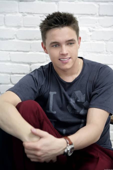 imurkuen's tweet photo. #FlashbackFriday for @JesseMcCartney such a handsome Prince! @SaltBaePrincess @JMacAlways much love for you Jess! https://t.co/cKjzbZW8ex