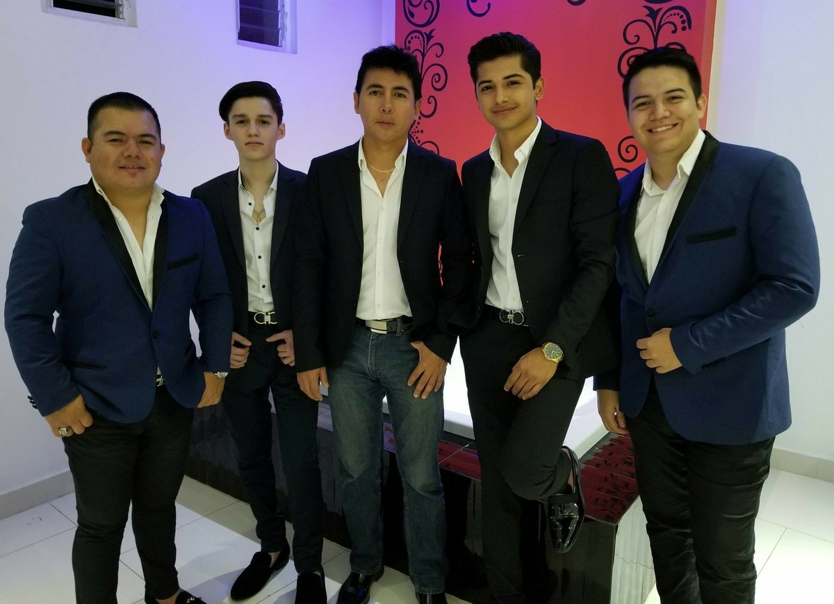 netobernall's tweet photo. Juanito el de la tuba, Brayan segunda voz y armonia,  @gabrielalcocer mi Representante, yo y Adrian el del requinto. https://t.co/IRPBVLYTub