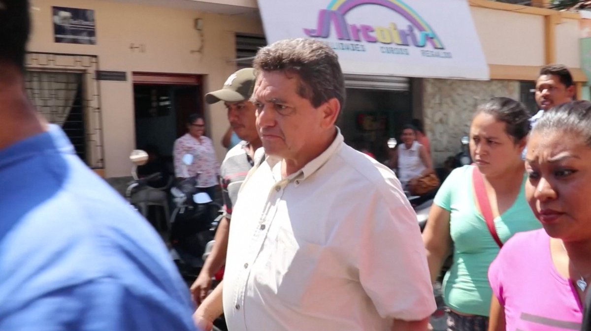 LotAlvarez_gtv's tweet photo. Remodelación de la #CasaDelMaestro y equipamiento de un apartamento que usaba #JovielAcevedo en la sede del #STEG a cambio de manifestación magisterial. Los recursos eran de comisiones que pertenecían a #RoxanaBaldetti de la empresa #TOPSA. Foto ilustrativa: PNC 26-10-2016. https://t.co/aob4DxRRoZ