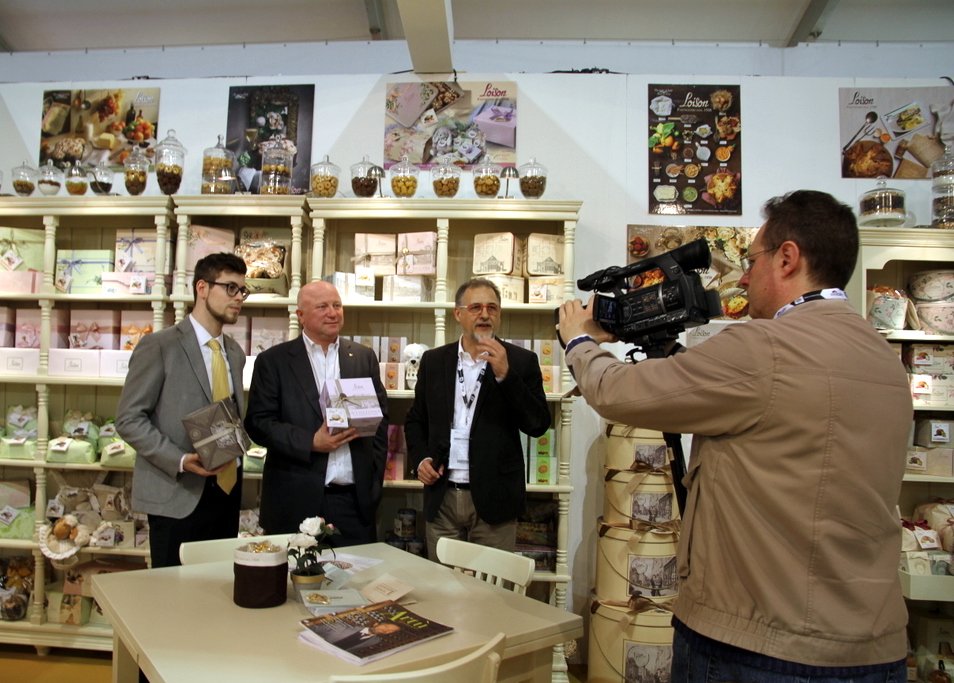 loisonpanettone's tweet photo. #Vinitaly : tutti pazzi per le nuove Veneziane Speziate #Loison!
📰 Leggi il comunicato: https://t.co/RgDLKhHRAK
#pressLoison #Vinitaly2018 https://t.co/vHt1VrdxKs