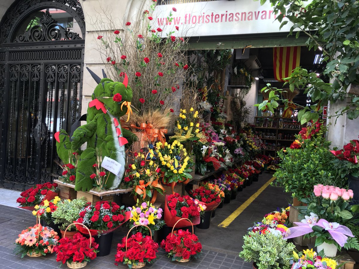 ASweetBCN's tweet photo. Ya llega el día de #StJordi en #Barcelona, una de las tradiciones más originales de #Catalunya. Conoce más acerca de la leyenda aquí - https://t.co/juCPVIszjO https://t.co/YH6yIAY3As