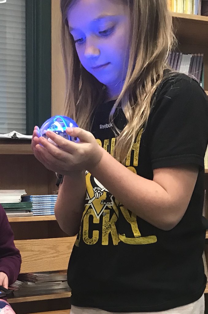 LibraryMakerLab's tweet photo. Hoover Ss persevered & had great fun coding today! We’re fortunate to have so many #hawksome devices to use! Thank you @mattsmakerspace and @mtlsdgiehll #leboproud #MTLSDSteam https://t.co/lCvdCkdxMT
