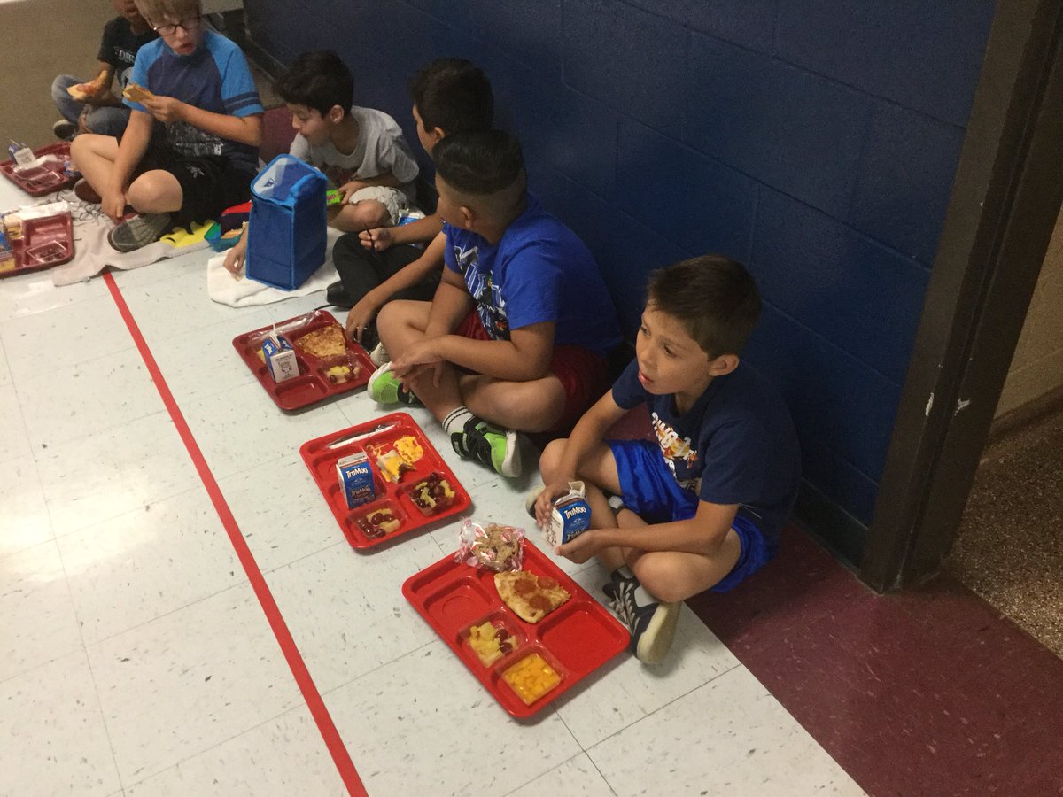 ReadwithMrsS's tweet photo. Indoor Earth Day Picnic #EarthDay18 #TimberwildeInspired https://t.co/r7bjTZe9gv