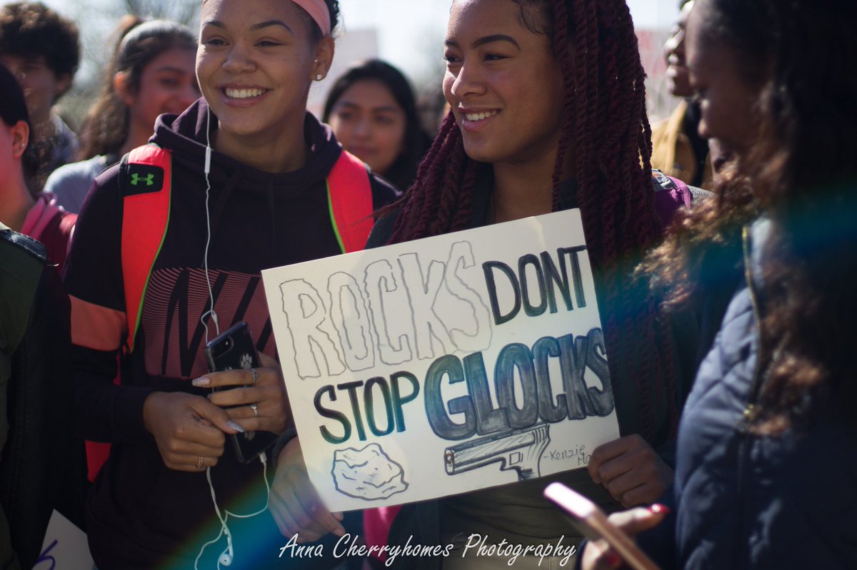 Anna_cherry36's tweet photo. Some of my favorite signs from today #PNStudentsAGV #NationalSchoolWalkout @PNstudentsAGV https://t.co/LW6r6vTIoC