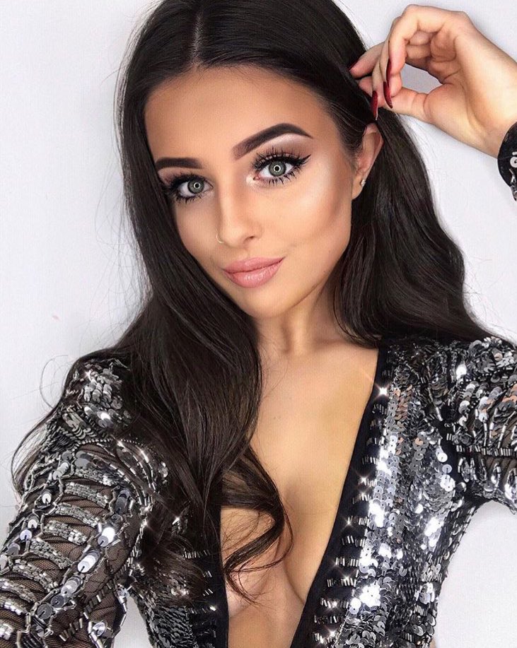 MsCharlotteB_'s tweet photo. The look I give you when you start getting the hint and start sending tributes to earn my attention. Off out tonight , who’s gonna double my pay for the day? #findom #goddess #tribute #femalesupremacy #verifiedgoddess #paypig #cashqueen #cashcow #cashpointmeets https://t.co/2FaOIfjoXG