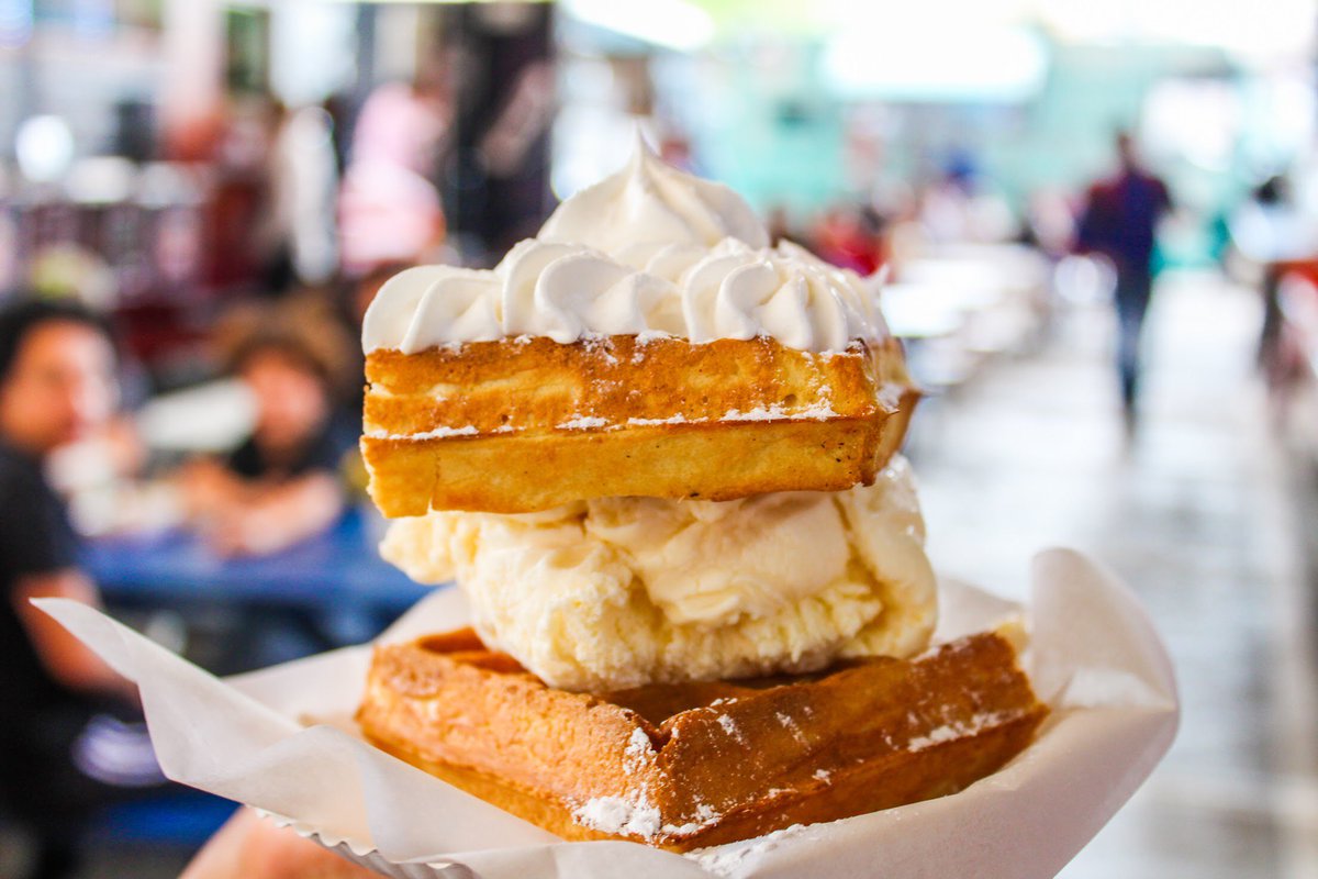 Viernes 🙌🏼, malteadas 😛, waffles 🙊, tú 😍, yo 😬...Piénsalo...