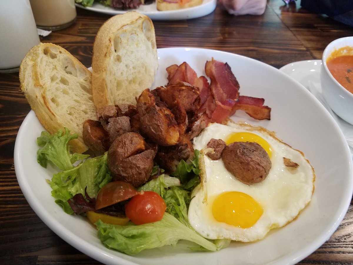 GeekVFood's tweet photo. Breakfast time with @baobutt at #NeighborsCafe https://t.co/2cwKmdbzMk