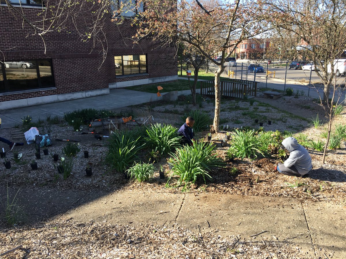 Templeton_MCCSC's tweet photo. Templeton students and #Sycamorelandtrust continue to make our school beautiful and giving our students a great educational experience! #Proud2beMCCSC https://t.co/sDlDsJ33hZ