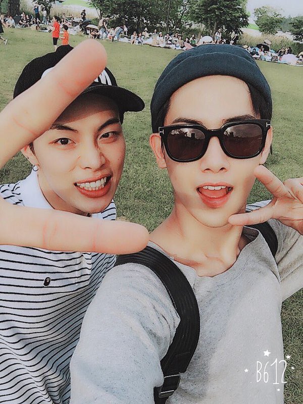 KOHOJUNG_TH's tweet photo. [🎉] สุขสันต์วันเกิดจุนฮยอกฮยองของโฮจอง💓 ขอบคุณที่คอยดูแลและให้กำลังใจโฮจองเสมอไม่ว่าจะทำอะไร(...ถึงแม้ว่าโฮจองจะไม่ค่อยอ่อนโยนด้วย) ขอให้มีความสุขมากๆนะคะ 🎁🎂🦒

#0421_JUNHYUK_DAY 
#HAPPY_JUNHYUK_DAY 
#HOTSHOT #JUNHYUK #HOJUNG https://t.co/3nfHHB07FJ