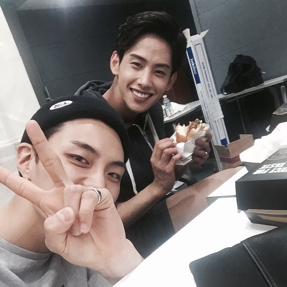 KOHOJUNG_TH's tweet photo. [🎉] สุขสันต์วันเกิดจุนฮยอกฮยองของโฮจอง💓 ขอบคุณที่คอยดูแลและให้กำลังใจโฮจองเสมอไม่ว่าจะทำอะไร(...ถึงแม้ว่าโฮจองจะไม่ค่อยอ่อนโยนด้วย) ขอให้มีความสุขมากๆนะคะ 🎁🎂🦒

#0421_JUNHYUK_DAY 
#HAPPY_JUNHYUK_DAY 
#HOTSHOT #JUNHYUK #HOJUNG https://t.co/3nfHHB07FJ