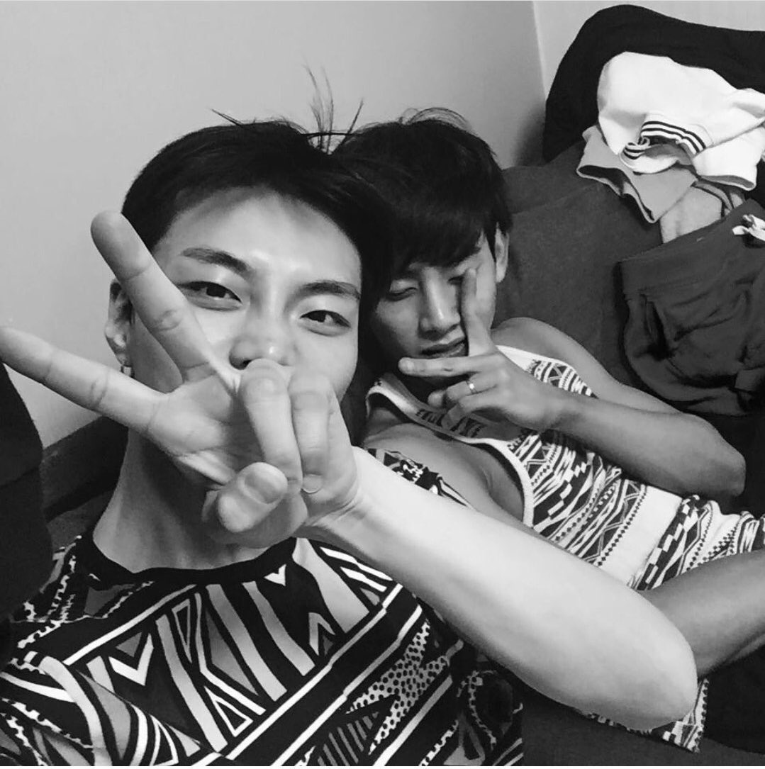 KOHOJUNG_TH's tweet photo. [🎉] สุขสันต์วันเกิดจุนฮยอกฮยองของโฮจอง💓 ขอบคุณที่คอยดูแลและให้กำลังใจโฮจองเสมอไม่ว่าจะทำอะไร(...ถึงแม้ว่าโฮจองจะไม่ค่อยอ่อนโยนด้วย) ขอให้มีความสุขมากๆนะคะ 🎁🎂🦒

#0421_JUNHYUK_DAY 
#HAPPY_JUNHYUK_DAY 
#HOTSHOT #JUNHYUK #HOJUNG https://t.co/3nfHHB07FJ