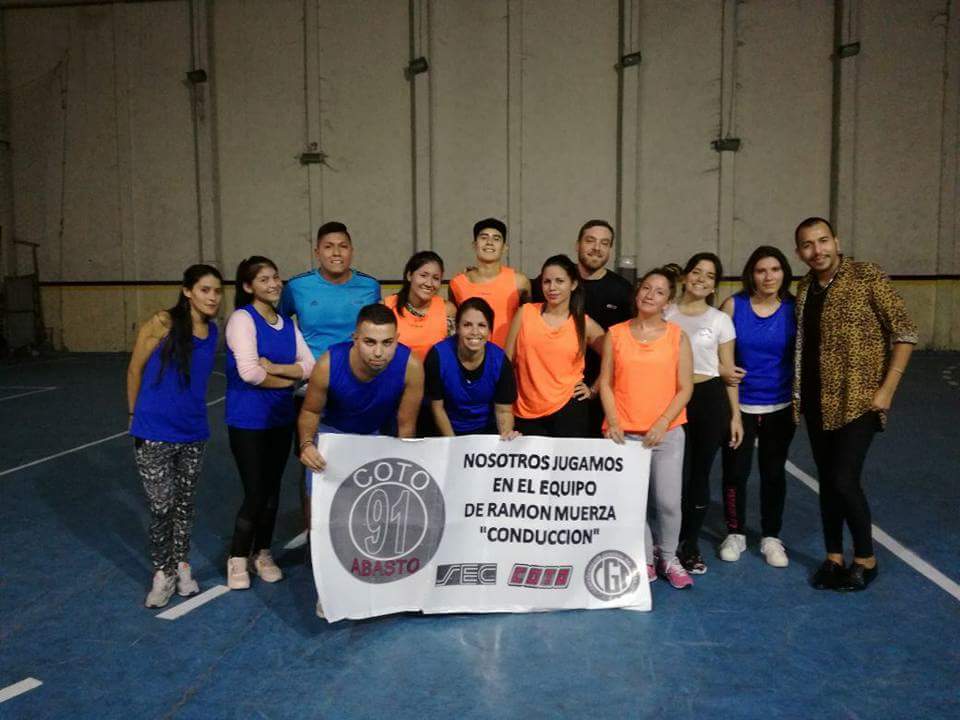 vero_brayton's tweet photo. Cuando hay ganas de divertirse todo se puede #SomosAbasto #ElEquipoDeRamonMuerza #HandballMixto #VamosPorMas @RamonMuerzaSEC @aldecoto https://t.co/CfActYPoVu