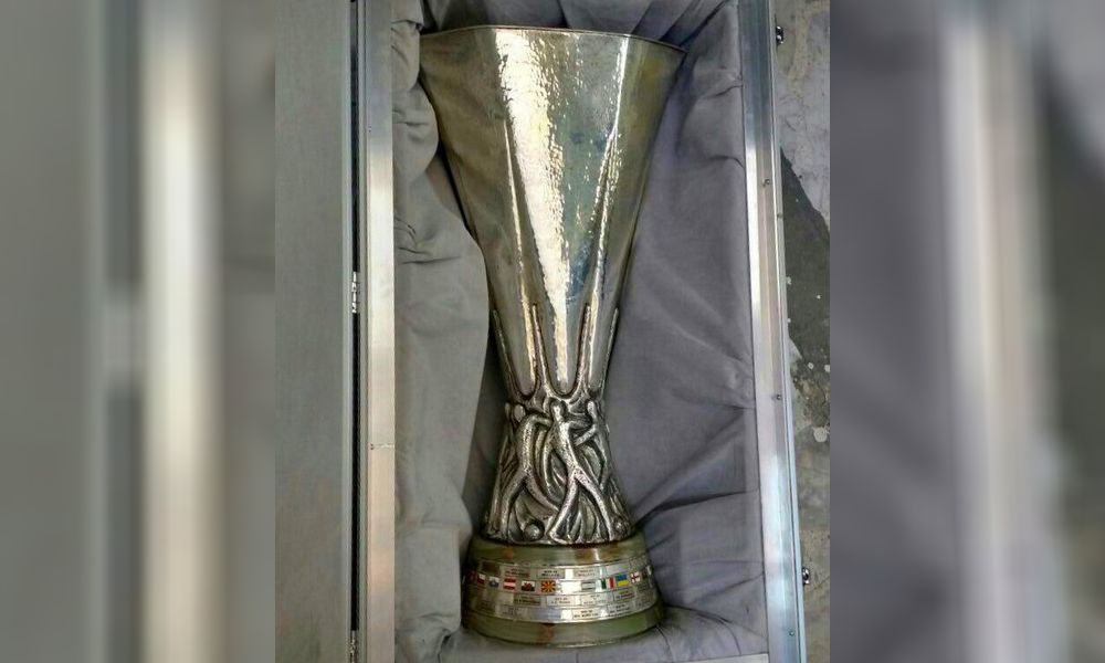deportescelaya's tweet photo. Tras un evento en #León, se robaron hasta la copa de la Liga Europea. https://t.co/4MzjsxWNG5 https://t.co/NngRVw38FU