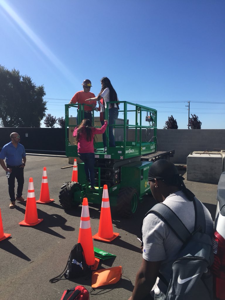 pambrou's tweet photo. FSUSD Independent Study students at Construction Fair.  #FSUSD #FSUSDIndepSt https://t.co/HPA9KME3GJ