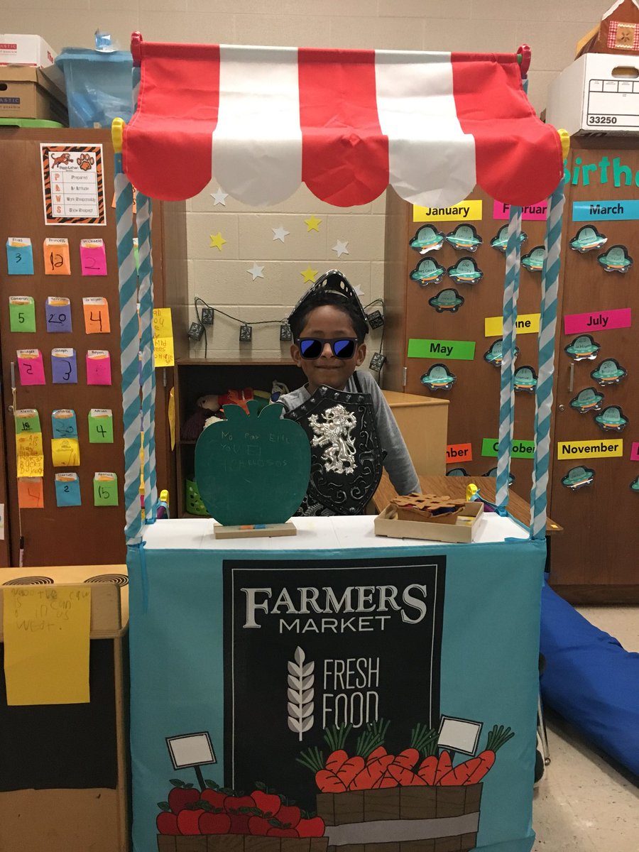 mrs_cookesclass's tweet photo. Our friend is standing guard over his pie!! His sign says: “No pie until you eat enchiladas.” #playishowtheylearn #cookeskinders #DLESFocus #DLESFun https://t.co/vSunXzcxQm