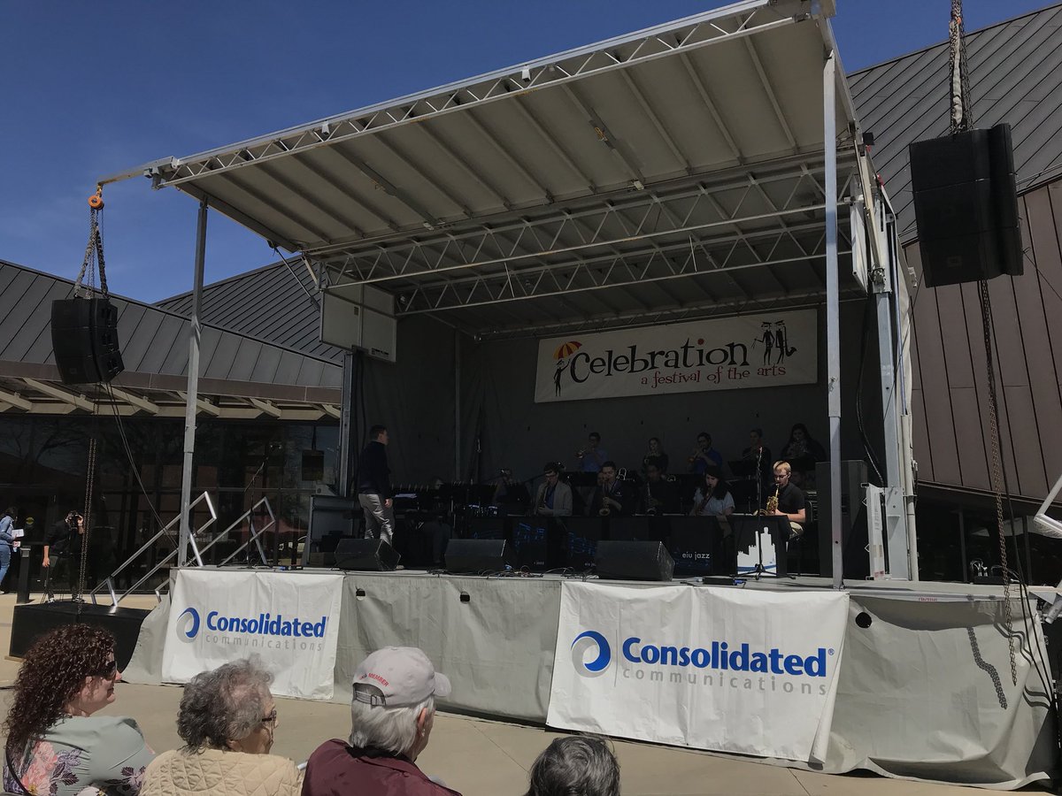 EIUhumanities's tweet photo. Celebration is in full swing! Head over to Doudna to help #EIU celebrate the festival of the arts! #EIUGoTime https://t.co/s3MBjgIm9m