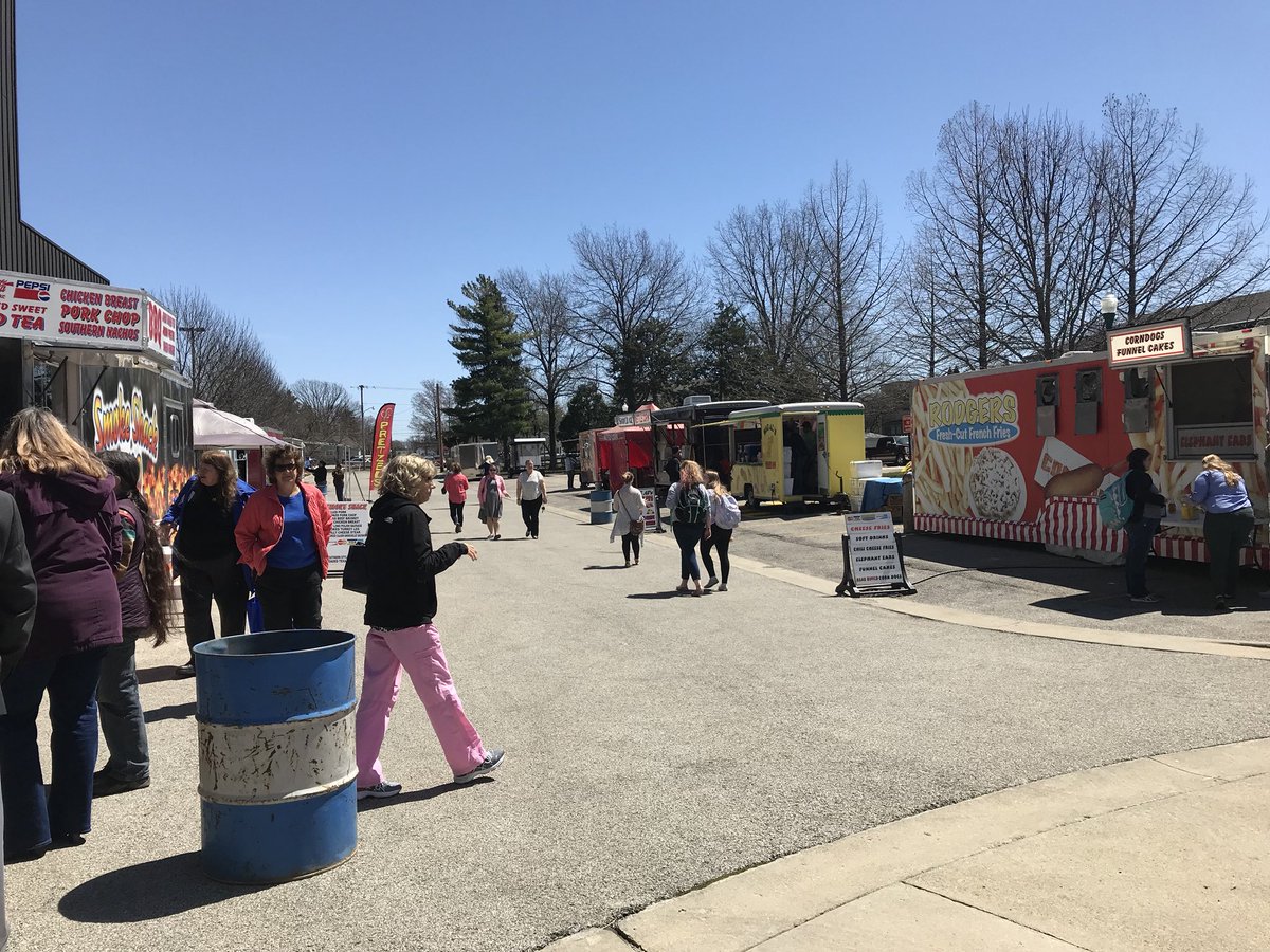 Celebration is in full swing! Head over to Doudna to help #EIU celebrate the festival of the arts! #EIUGoTime