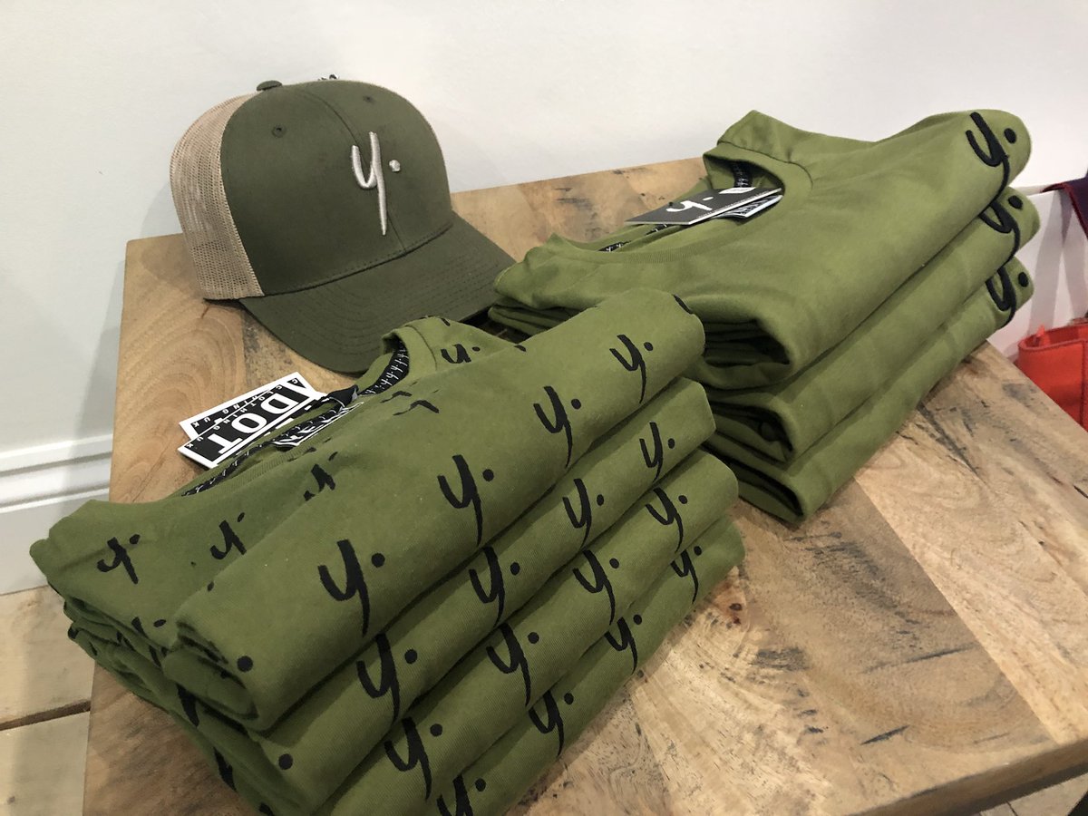 YorkFashionWeek's tweet photo. If youโre in town this sunny evening, pop into @YearDotClothing . This is a new menswear store that is enhancing #Swinegate with its urban, casual wear.
Drop in before 8pm to enjoy drinks, music and meet the team.
#yfw18 #visityork #yorkshop https://t.co/E0ifeRMtuc