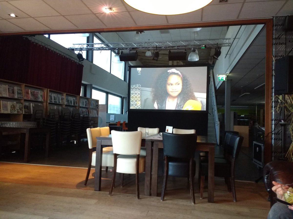 AngeliekHuisman's tweet photo. Zo. Scherm gereed. Chips staat klaar. De snack finale frituur gereed. En Yosina. #Holstohus Voice café https://t.co/ZAPq3WxUjX