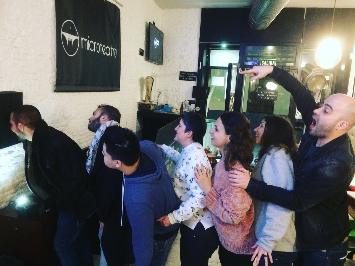 Las colas de <a href="/microteatro/">microteatro</a> para ver qué se esconde tras un curioso objeto expuesto... #PorPrivacidad #Microteatro