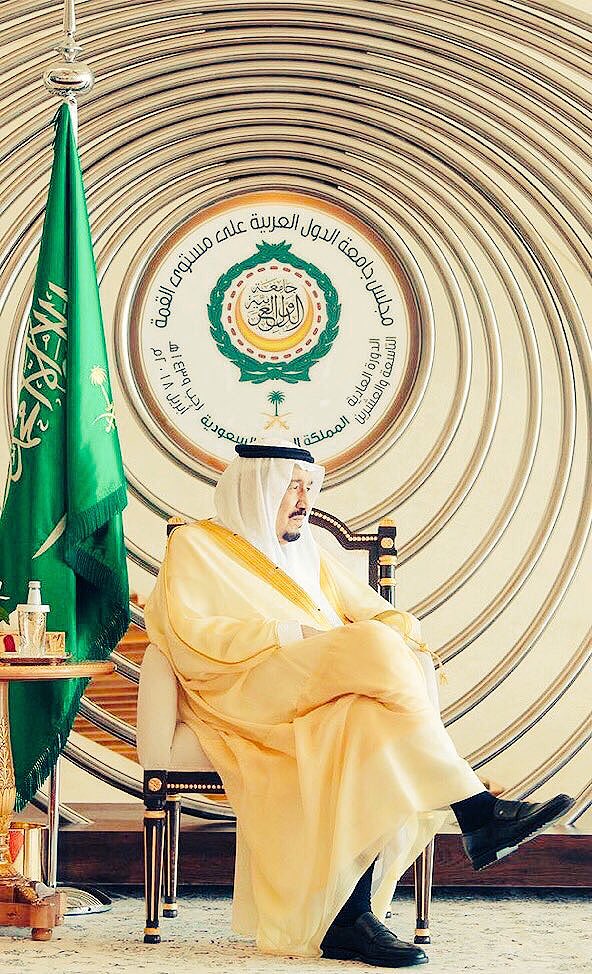 #الملك_سلمان_بن_عبدالعزير
#قمة_القدس

ياملك..يا مالك أعز..الخصال
             دآم  عزّك...يالعلّك    بالوجود 
                      "     "
نظرتك..فيها إستقامه وإعتدال
       وخطوتك...ماتمشي الاّ في صعود

#حمدي_السليمي