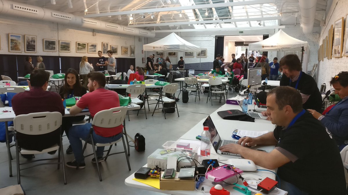 raulmart75's tweet photo. Arrancando #HackathonGetafe con 8 equipos de trabajo @Time2HackGetafe #time2hack #getafe #hackhathonlovers #Hackathon #prototipado #edtech #disruption #discapacidad #makers https://t.co/NiJhEgT5p4