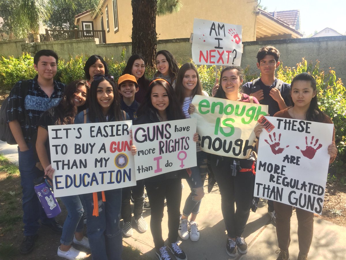 Students from @LosOsosHigh participate in #NationalWalkoutDay #NBCLA #telemundo52
