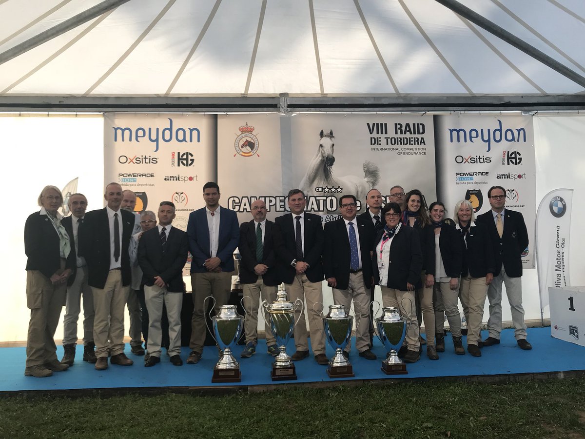 TorderaHG's tweet photo. Jueces 👨🏼⚖️ y veterinarios 👩🏻⚕️ del #RaidDeTorderaHG #Meydan . Gracias por vuestro trabajo 🙌🏻
#RespectForHorses https://t.co/hNkpGUJmVC