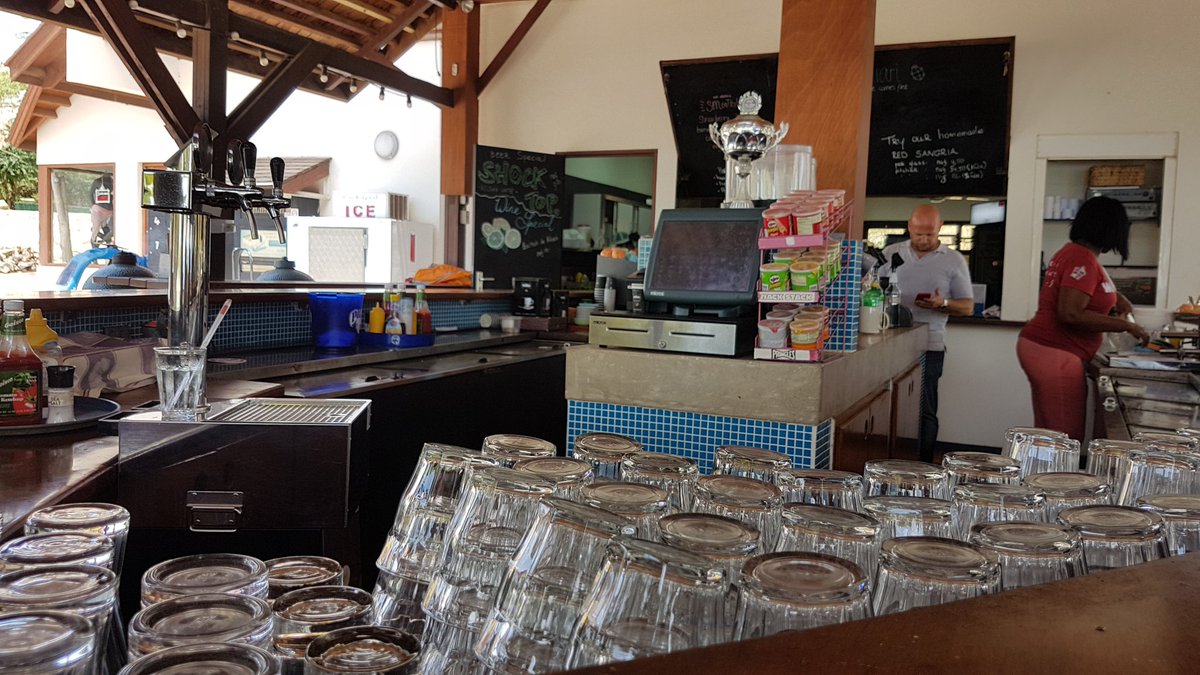 Yamapama's tweet image. Nu ff eten en onze oppervlaktetijd in de gaten houden ivm het stikstof in ons bloed. Honger de bonger!

Daarna de duik loggen in ons logboek en de 2e duik van vandaag plannen.

Alles moet routine worden ivm veiligheid. Safety first!

#BroodjeKroket #Speciaal