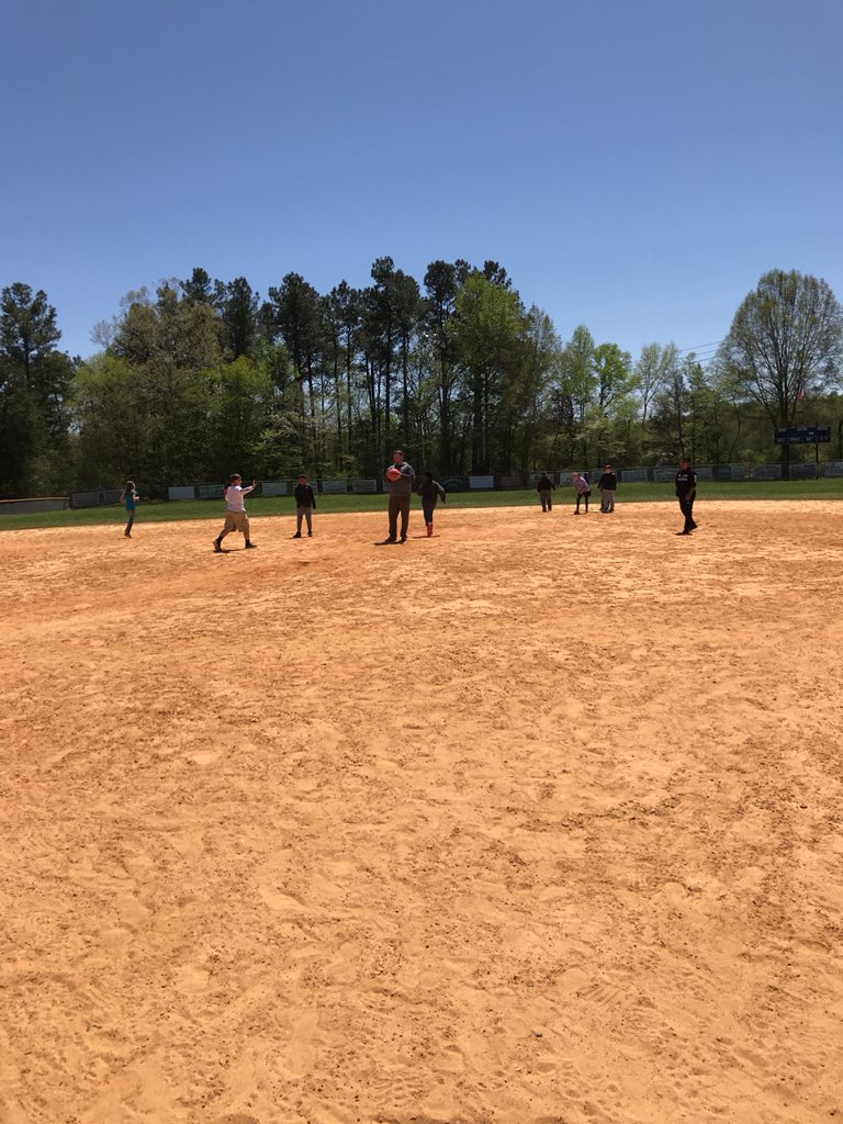 MrsWhitleySye's tweet image. Intramurals @SylvanElem ! Thanks @SYEgym for setting this up! Beautiful day today!! #Competitionisgood