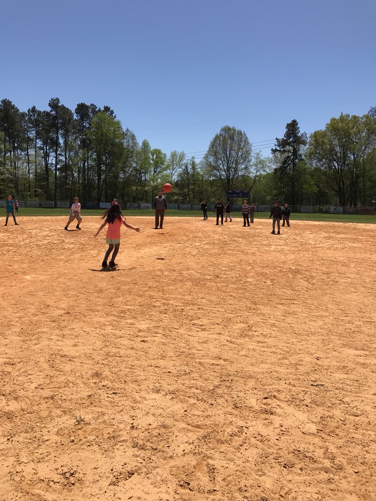 MrsWhitleySye's tweet image. Intramurals @SylvanElem ! Thanks @SYEgym for setting this up! Beautiful day today!! #Competitionisgood