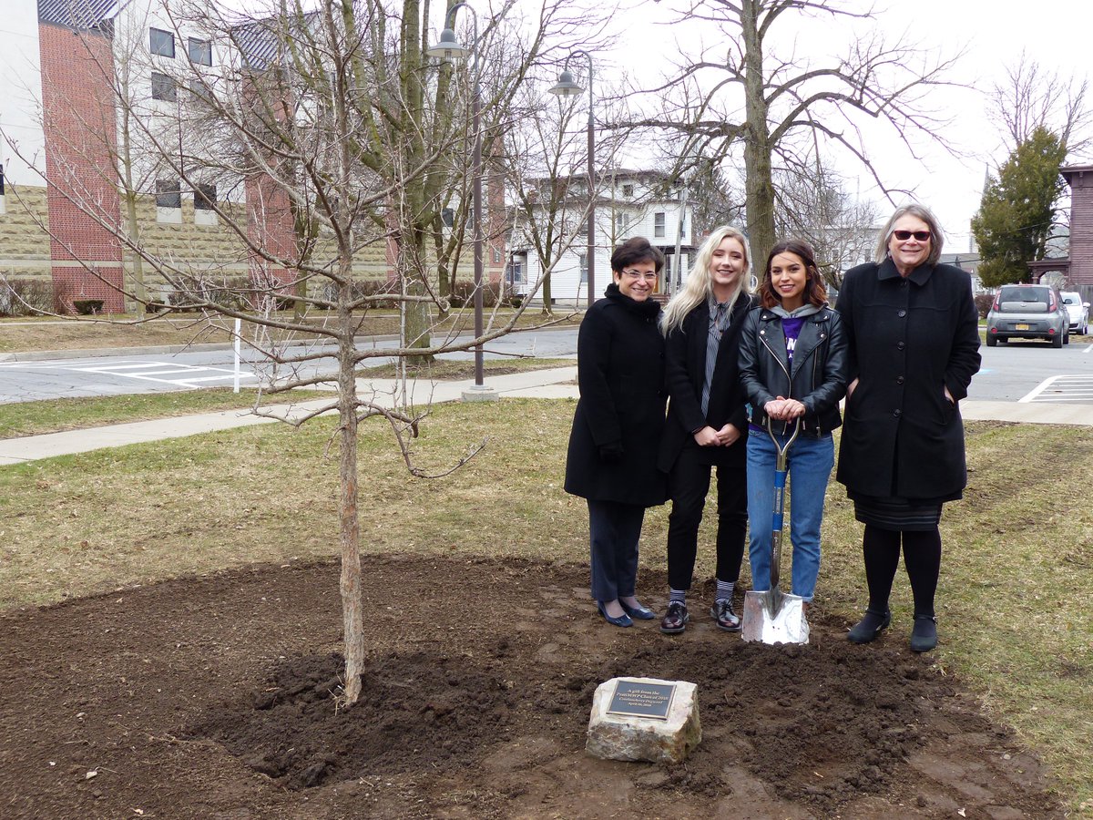 PrattMunson's tweet photo. Hey, #PrattMWP Class of 2018!
Thanks for the new dogwood tree by the Meetinghouse and here's to the start of a great new tradition~
Happy early Arbor and Earth days, folks! https://t.co/aaffM8Fix1