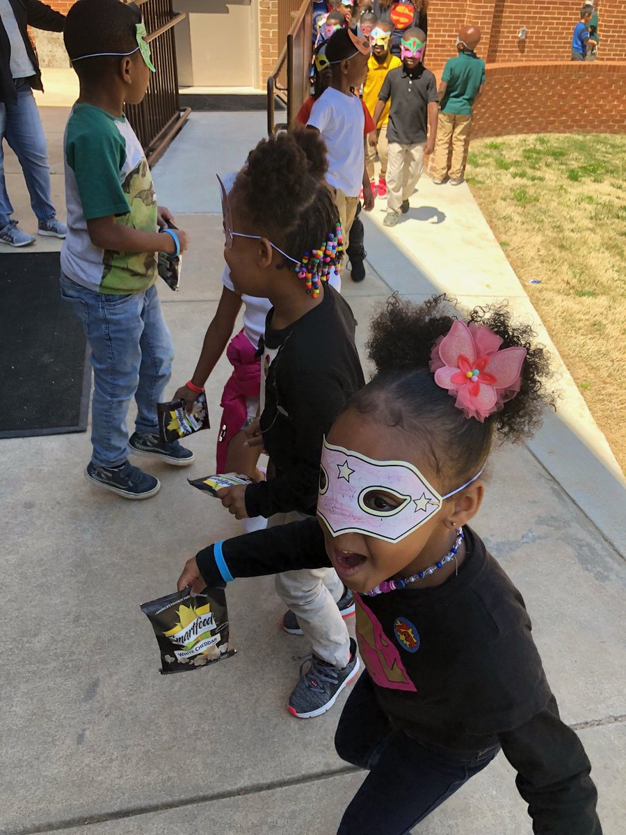 vseville44's tweet photo. We're So Empowered By Our BoydBa💏bies Enthusiasm For Knowing Their 👀Words! #ReadingGoalsMet @DrEmilyAMassey @PrincipalK_APS @APS_BoydElemAP @CarstarphenMJ @apsupdate https://t.co/AbqQQif9Uz