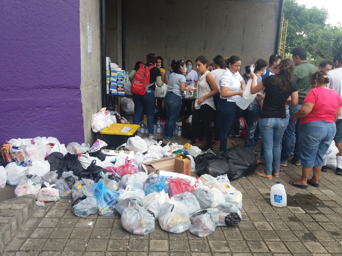 EmilianoCHM69's tweet photo. Jovenes estudiantes de medicina que se han ubicado en catedral de Managua para dar asitencia humanitaria a los jovenes que protestan en rechazo al seguro social, piden al gobierno que no los agredan. @laprensa https://t.co/uktp6kG083