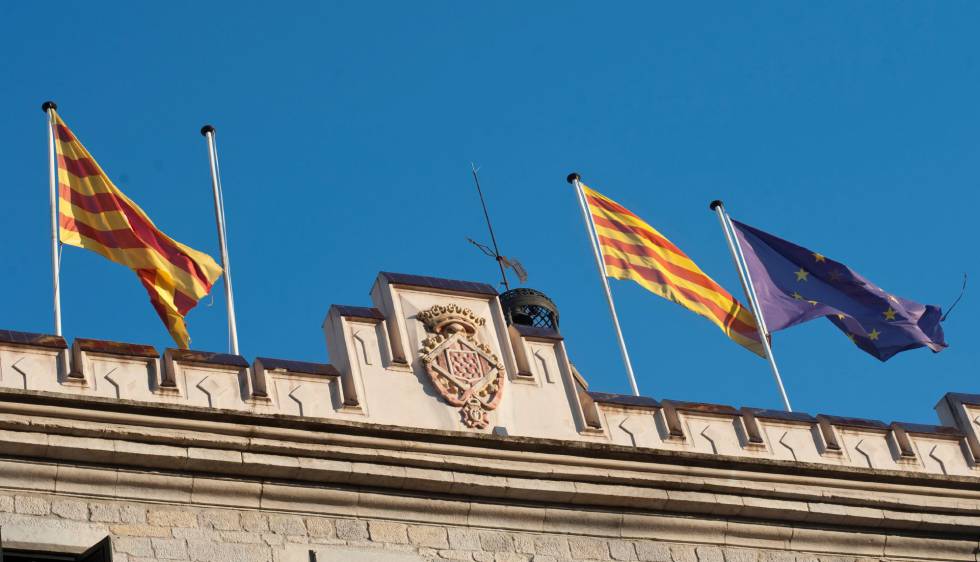 NNGGRoures's tweet photo. Otra vez habéis quitado la bandera de España del Ayuntamiento? Joder, mira que sois cansinos. 
@BasarXines os queda alguna? https://t.co/0oDFZ5X2Wc