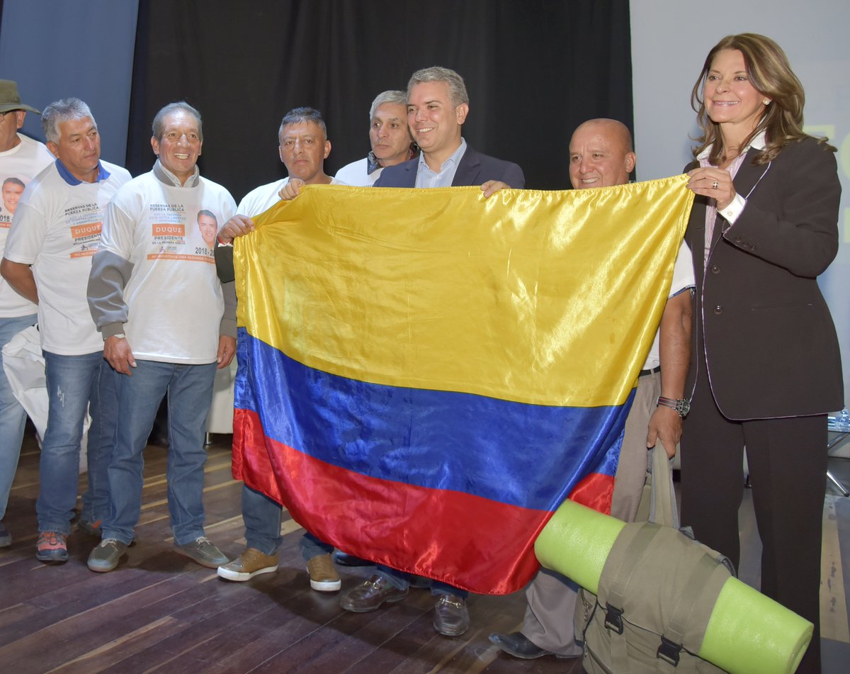IvanDuque's tweet photo. Esta bandera la recibimos con honor. Nos pertenece a todos, y a ustedes, por el heroísmo con el que han defendido nuestra patria. Nuestro compromiso con las FFMM y la reserva activa es de corazón. #DuqueConLosHéroes #DuqueEsElQueEs @mluciaramirez https://t.co/kPIhpNSJrS