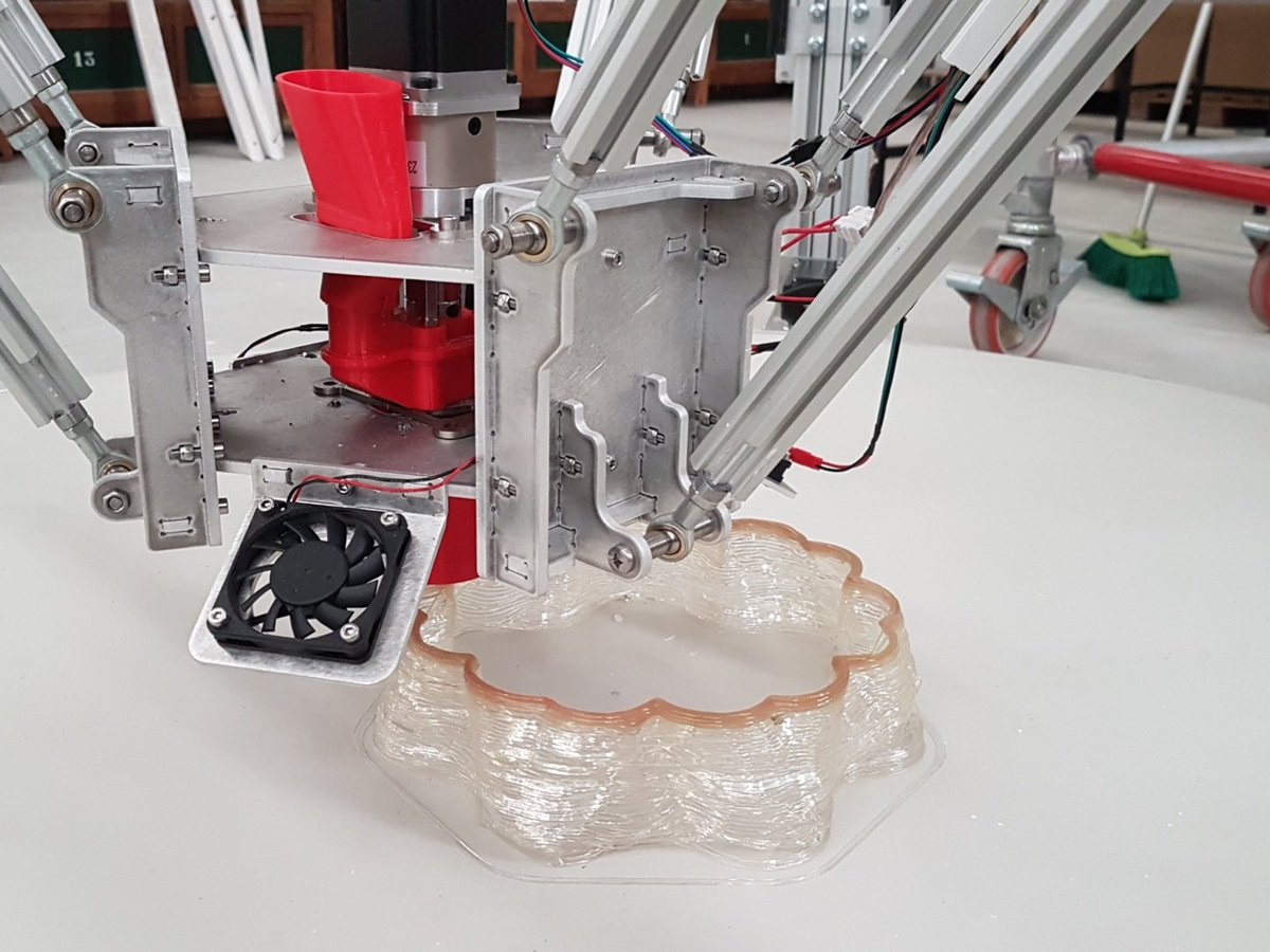 MakerGal3D's tweet photo. #Gustav ya imprimeeee!!! #bigdelta #universalpelletextruder #fpinnova2018 @mahormuniz la bestia its alive 😂😂😂😂 https://t.co/POYERUAdxq