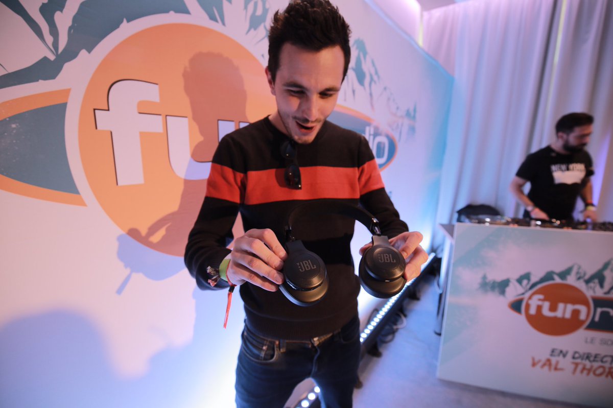 funradio_fr's tweet photo. RT + Follow us pour gagner le casque @JBLaudio 💙 https://t.co/gPFwFEdreo