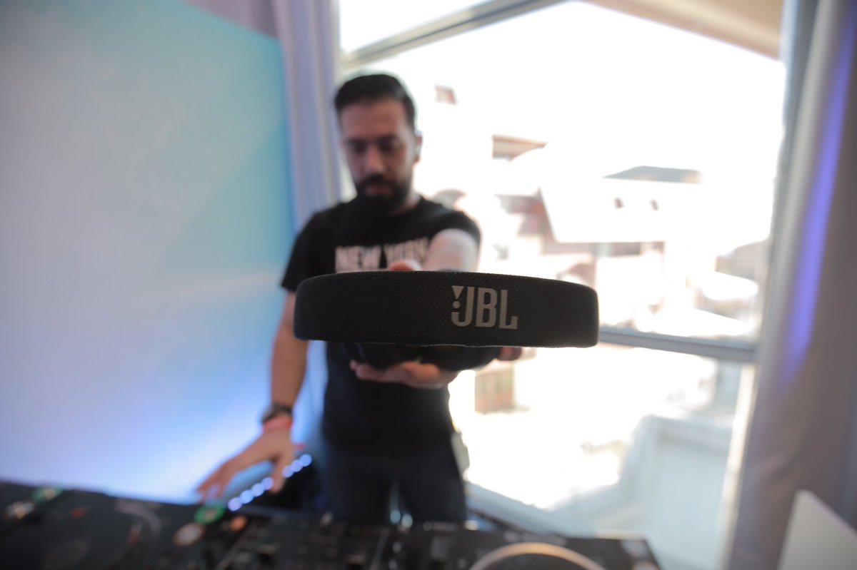 funradio_fr's tweet photo. RT + Follow us pour gagner le casque @JBLaudio 💙 https://t.co/gPFwFEdreo