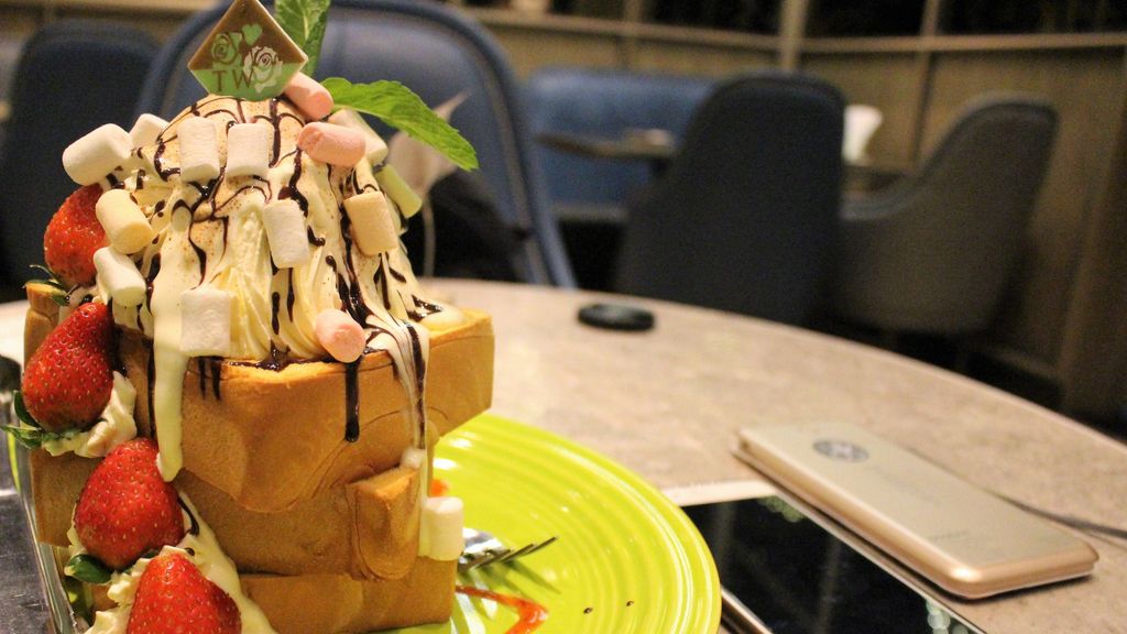 yipandbeep's tweet photo. On your delicious Sunday Funday – Positive Power Bank will charge up, while you fill up!

#PoweredByPositive #PositivePowerBank #YB #YipAndBeep #iPhone #iPad #Android #Devices #AllDevices #Dessert #Cafe #Relaxing #Delish #Delicious #Amazing #iWant #PowerBank https://t.co/4MkwELLmKk