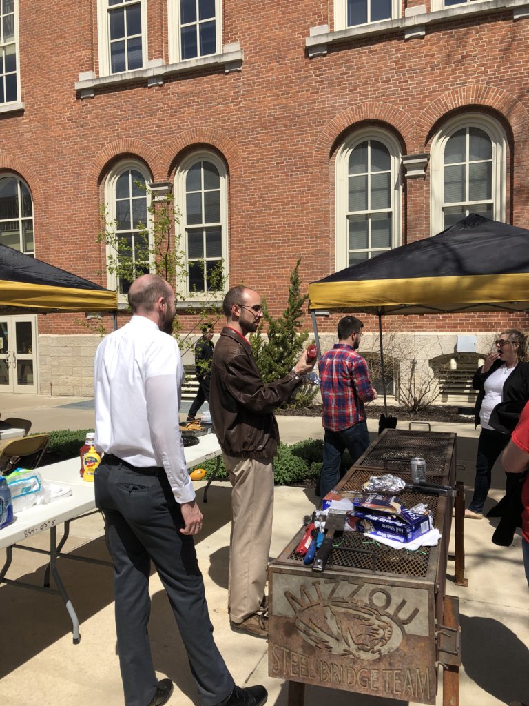 MizzouComm's tweet photo. Come on out for free hot dogs, chips, and drinks! #CommWeek18 https://t.co/5GR0BcDbWe