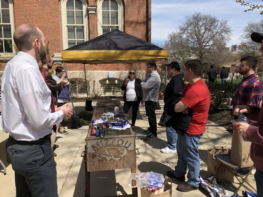 MizzouComm's tweet photo. Come on out for free hot dogs, chips, and drinks! #CommWeek18 https://t.co/5GR0BcDbWe