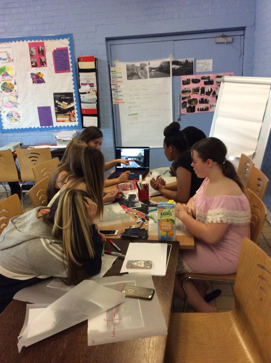 Lighting workshop with <a href="/ElettraB/">Elettra Bordonaro</a> <a href="/samwskinner/">§</a> and young people. #peabody regeneration project consultation about improving local area and underpass #Thamesmead