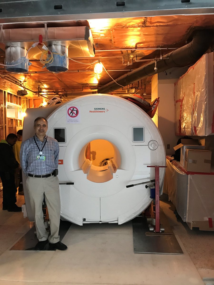 csmcbiri's tweet photo. PHOTO OP with the brand new VIDA Scanner π€© π #ResearchImagingCore #csmcbiri We are rolling out the red carpet for this one! #FridayFeels https://t.co/wv4sd0W4kQ