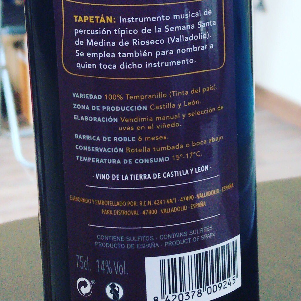 tapetan_'s tweet photo. Este es nuestro #TAPETÁN mucho más que un vino. ¿Aún no lo has probado? 6 meses en barrica de roble después de una vendimia manual de uvas seleccionadas buscando ese sabor para cautivar tu paladar y disfrutar compartiendo una copa de esta tinta de la tierra. #tempranillo https://t.co/HP7OUoZVCI