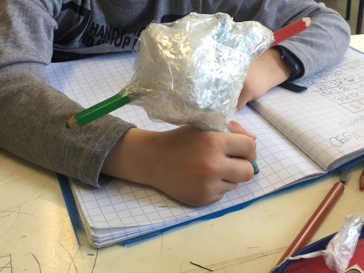 #Diy: basta un pezzetto di scotch per costruire una matita a tre colori... #scuolaprimaria #bambini #creatività #maestra #maker #vitadamaestra