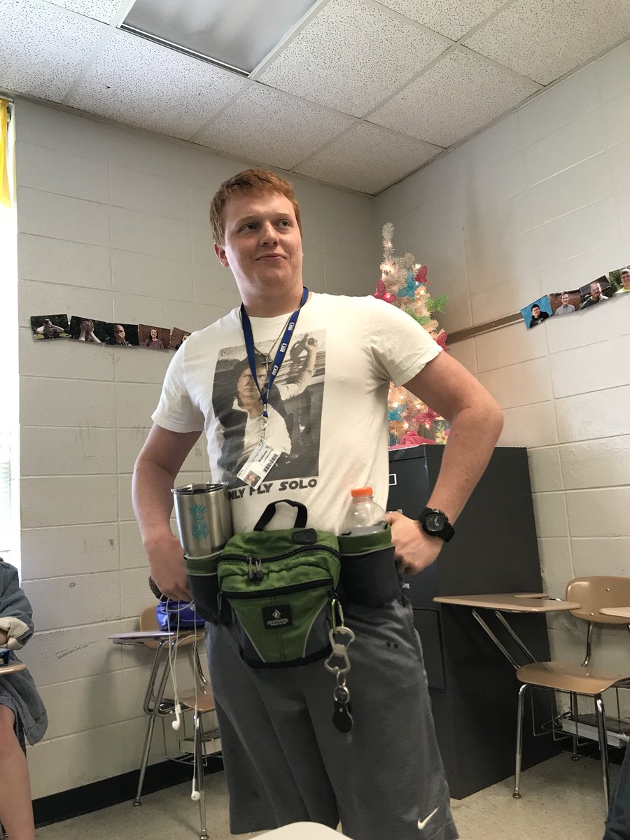 Ftf2018's tweet photo. Always stay prepared Seniors!!!🐳🥑 #fannypackfeista https://t.co/iIRexaNcqd